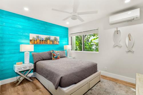 Una cama o camas en una habitación de Modern and Romantic Beach Getaway - Steps to Beach LSV01
