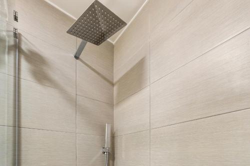 Un baño de Modern and Romantic Beach Getaway - Steps to Beach LSV01