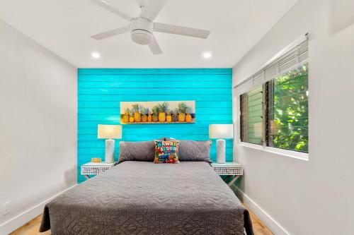 Una cama o camas en una habitación de Modern and Romantic Beach Getaway - Steps to Beach LSV01