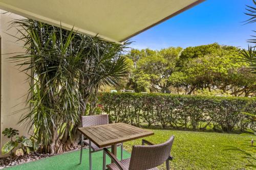 Un jardín fuera de Modern and Romantic Beach Getaway - Steps to Beach LSV01