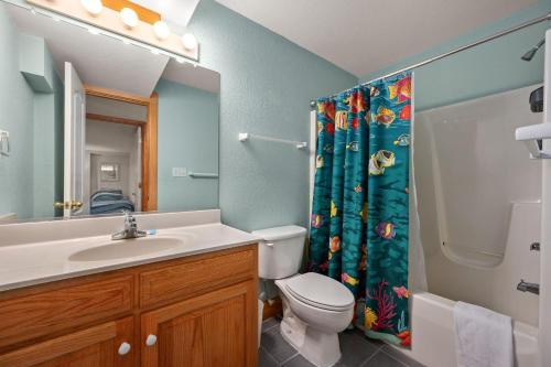 La salle de bains est pourvue d'un lavabo, de toilettes et d'un rideau de douche. dans l'établissement WH582 Beachnuts Too, à Corolla