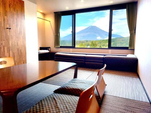 山中湖村にある鹿鳴館HILLSのリビングルーム(テーブル付)が備わり、山の景色を望めます。