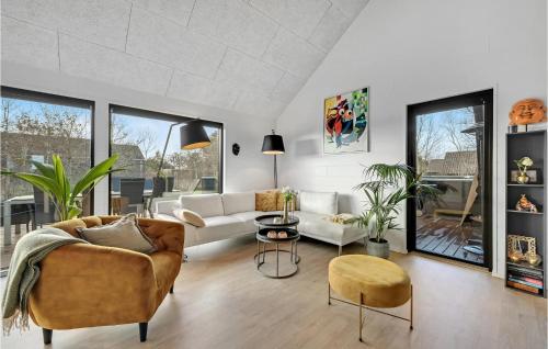 SkjernにあるNice Home In Skjern With Kitchenのリビングルーム(白い家具、大きな窓付)