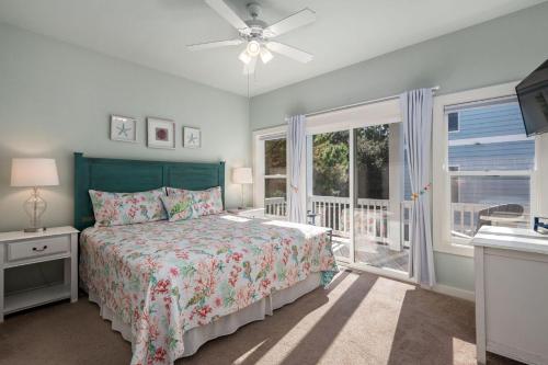 una camera da letto con un letto e una finestra di CB34 Salty Breeze a Corolla