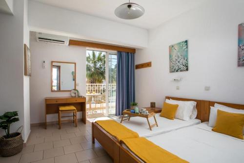 Postel nebo postele na pokoji v ubytování Lardos Sun View Apartments