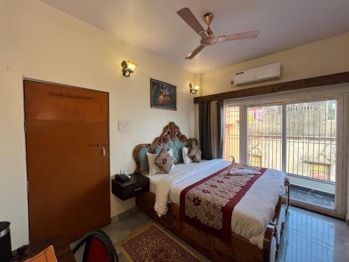 Postel nebo postele na pokoji v ubytování Hotel Shanti inn