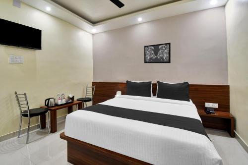 a bedroom with a large bed and a tv at Hotel O SK IN in Rānchī