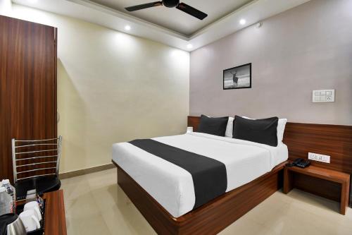 a bedroom with a bed and a ceiling fan at Hotel O SK IN in Rānchī