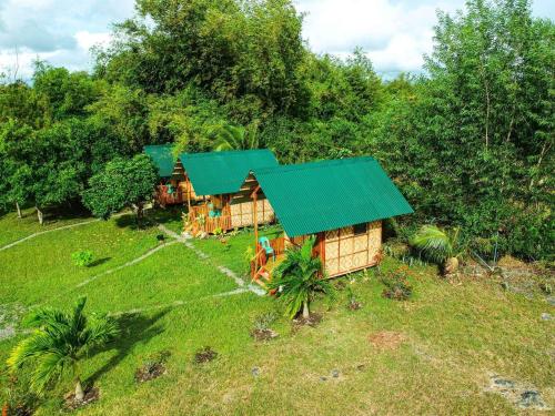 モアルボアルにあるGreen Acres Villageの緑屋根の家屋