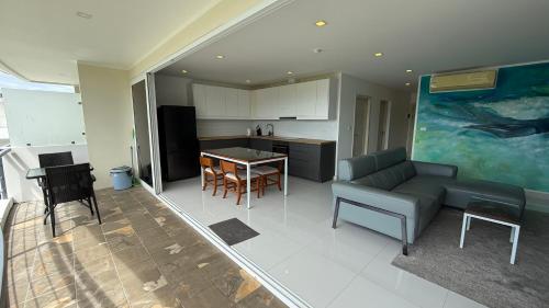 Η κουζίνα ή μικρή κουζίνα στο Karon Butterfly Seaview Home