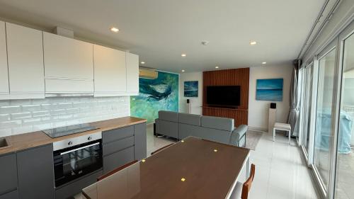 Η κουζίνα ή μικρή κουζίνα στο Karon Butterfly Seaview Home