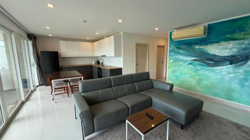 Χώρος καθιστικού στο Karon Butterfly Seaview Home