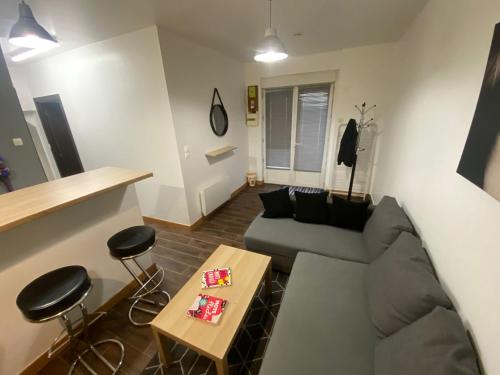 un salon avec un canapé et une table dans l'établissement Agréable appartement in Montmartre, à Paris