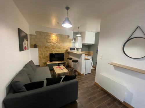 un salon avec un canapé et une table dans l'établissement Agréable appartement in Montmartre, à Paris