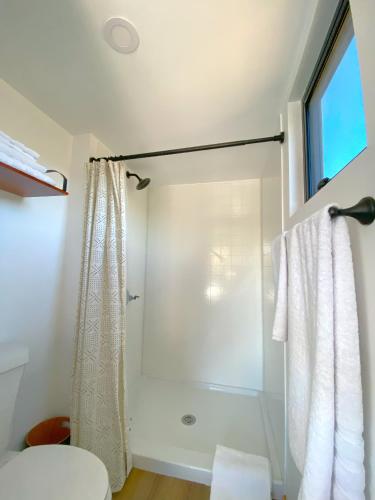 Bilik mandi di Wildhaven Yosemite Glamping