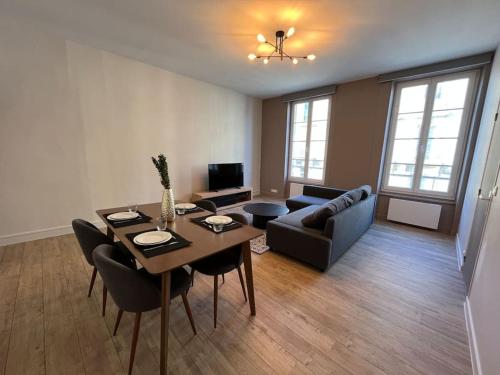 un salon avec une table et un canapé dans l'établissement Bel appartement Hyper-centre, à Caen