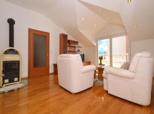 Bright Kaštela Apartment with Balcony and Private Parking