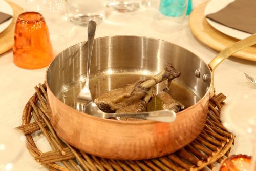a metal pot with meat in it on a table at Agriturismo Richeton in Gaiarine