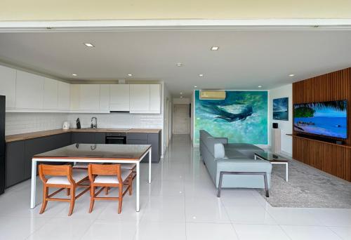 Η κουζίνα ή μικρή κουζίνα στο Karon Butterfly Seaview Home