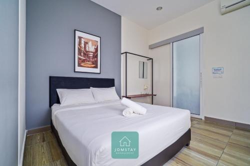 Postel nebo postele na pokoji v ubytování JOMSTAY Octagon Ipoh Suites