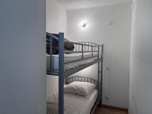 Cette chambre dispose de lits superposés et de 2 lits superposés. dans l'établissement Appartement cosy Cauterets près des télécabines - FR-1-812-38, à Cauterets
