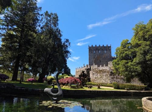 a castle and a lake with swans in front of it at Rincon Azul in Arcade