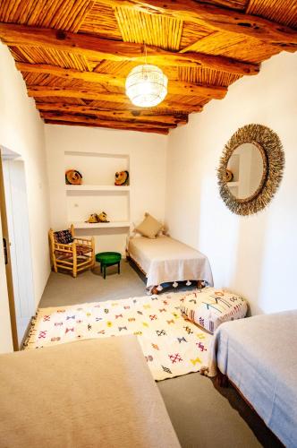 Una cama o camas en una habitación de DarELFASSIA