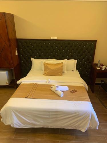Postel nebo postele na pokoji v ubytování SKY KENAKO HOTEL