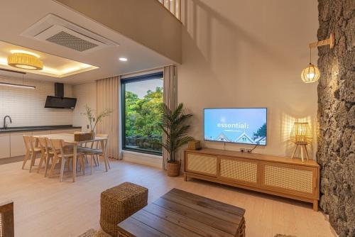 TV a/nebo společenská místnost v ubytování Jeju at Aewol Forest 402