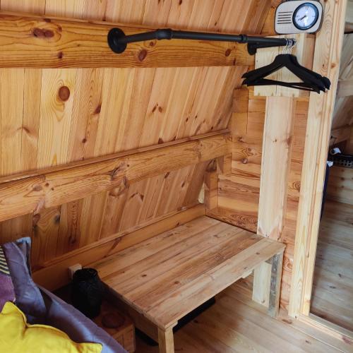 a bench in the corner of a log cabin at Tipi Cheyenne des monteaux in Vivy