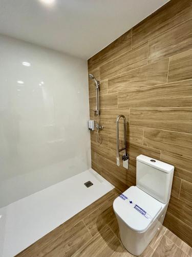 une salle de bain avec toilettes et baignoire dans l'établissement Jardines Suites GP, à Cordoue