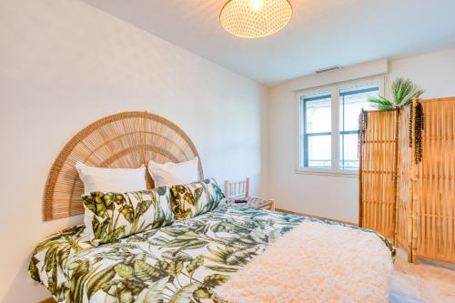 a bedroom with a large bed with a wooden headboard at Au coeur de la Citadelle parking in Aigues-Mortes