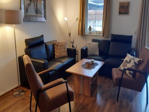 salon z kanapą i stołem w obiekcie Apartment in Kaprun near ski lift w Kaprunie