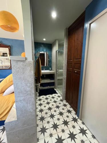 - une chambre avec un lit et une salle de bains dans l'établissement Maisonnette climatisée, à Aix-en-Provence