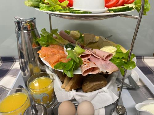 Ferienwohnungen Birkenhof في باد فوريسهوفن: طبق من الطعام على طاولة مع سلطة وبيض