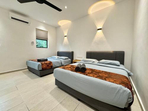 Ulu MelakaLuxury Holiday Home with Private Pool Langkawi by Zervin的墙上灯的房间里设有两张床