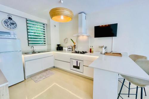 Dapur atau dapur kecil di Miri Coconut 1 bdr flat with pool in a calm area near the sea and town