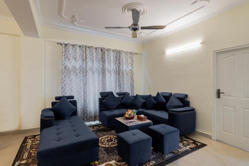Posezení v ubytování Alaya Stays 3 BHK Walnuts Apartments with Gazebo