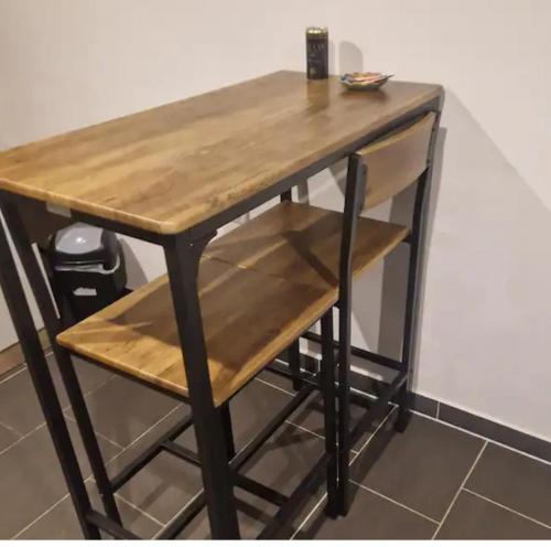 a wooden table with a wooden shelf and a stool at Gemütliche Wohnung in Allendorf Rennertehausen in Rennertehausen