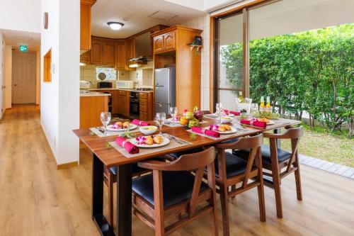 Kuchyň nebo kuchyňský kout v ubytování オーシャンビュー BBQ可能 最大15名 3寝室3バスルーム Nalu Mele Resort