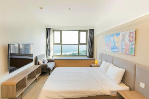 a bedroom with a large bed and a window at The Sóng Vũng Tàu- SAO VIỆT Căn Hộ Nghỉ Dưỡng 5 Sao in Vung Tau