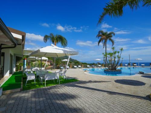 Kolam renang di atau dekat dengan Rosy Hotel Residence