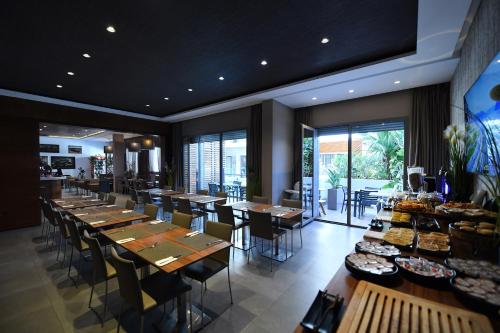 Makanan di atau berdekatan hotel