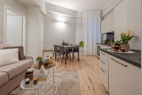 NEW! Duomo-San Siro - Super Cute Modern Apt, 15mins to Duomo!