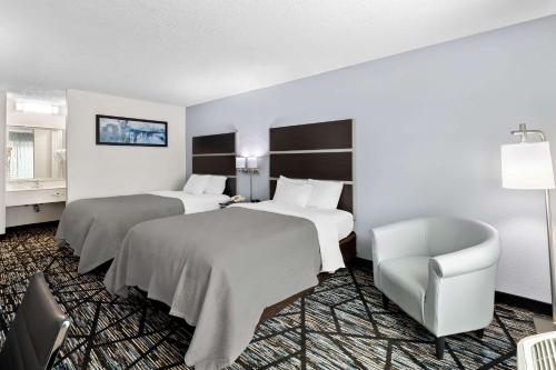 Postel nebo postele na pokoji v ubytování Quality Inn Northlake