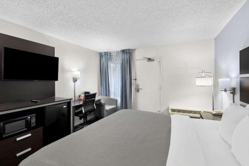TV a/nebo společenská místnost v ubytování Quality Inn Northlake