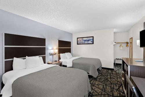Postel nebo postele na pokoji v ubytování Quality Inn Northlake