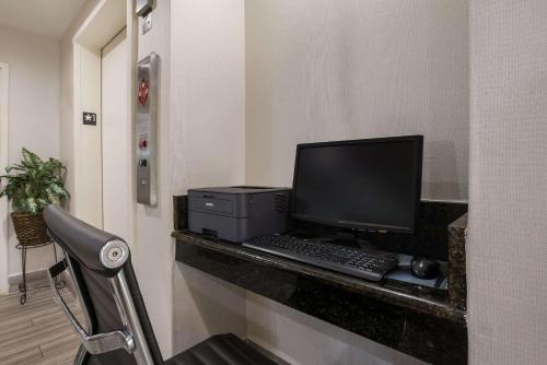 TV a/nebo společenská místnost v ubytování Quality Inn Northlake