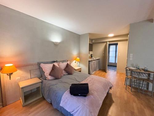 - une chambre avec un lit doté d'un sac noir dans l'établissement Joli Studio au Golf,Wifi,Parking, à Bellême