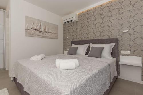 ein Schlafzimmer mit einem Bett mit zwei Kissen darauf in der Unterkunft Villa VlD - Amazing holiday home! - Makarska Exklusiv in Makarska